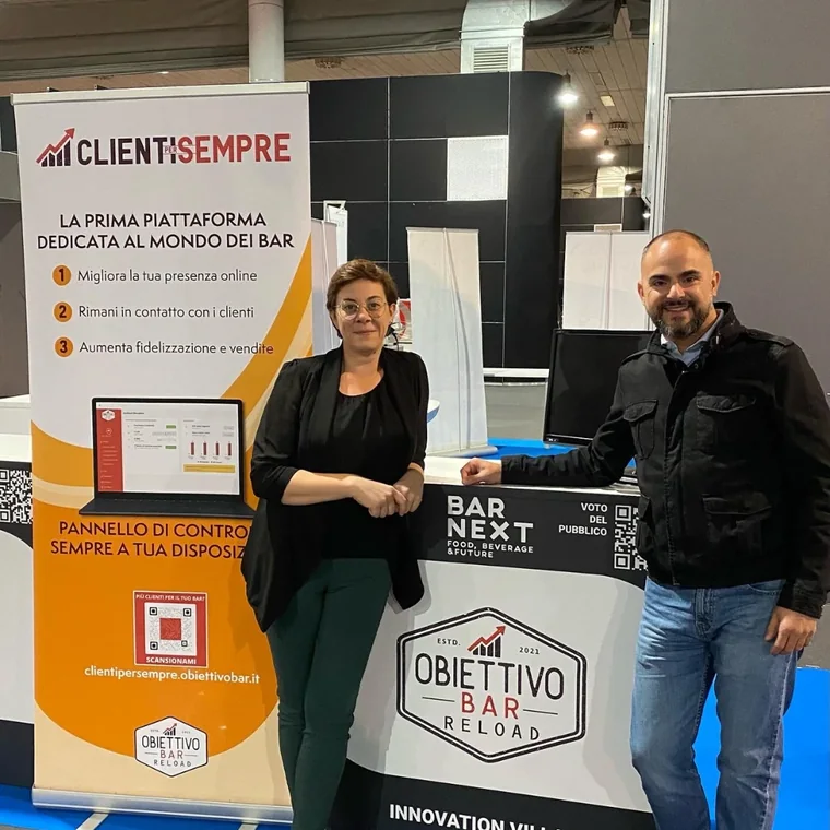 Due persone di Obiettivo Bar allo stand di Clienti per Sempre, all'Innovation Village di Bar Next