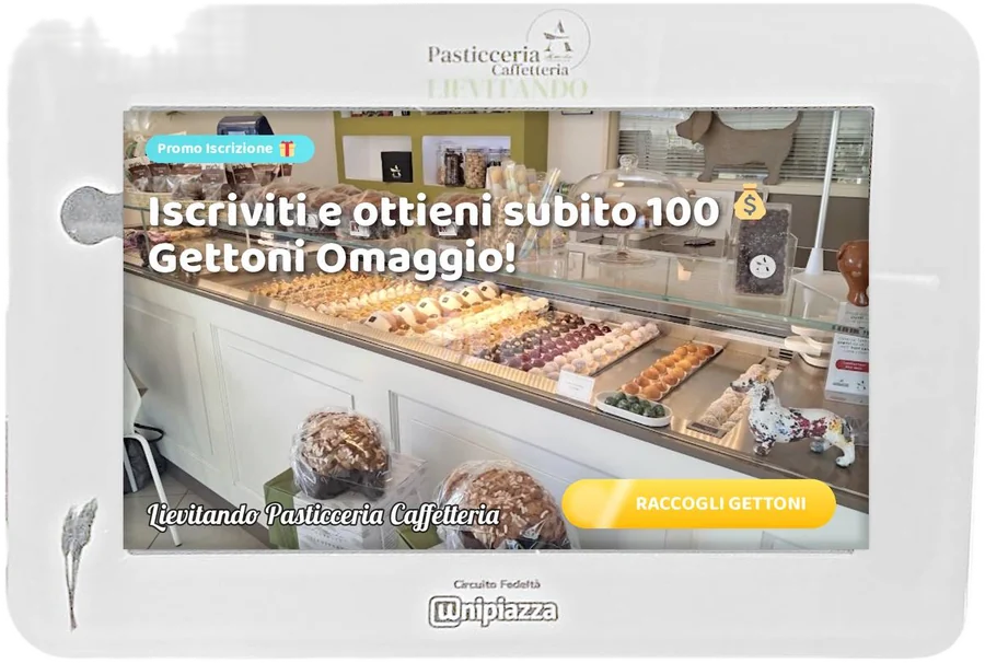 La postazione Clienti per Sempre sul bancone di una pasticceria, con la promozione di iscrizione a schermo
